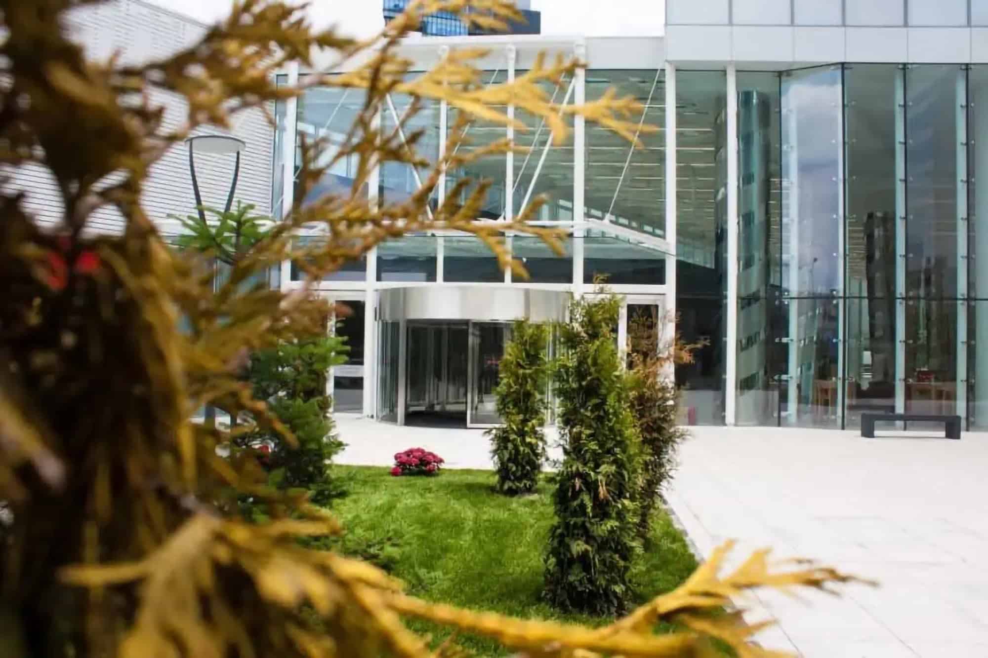 Automatic revolving doors for Globalworth Tower