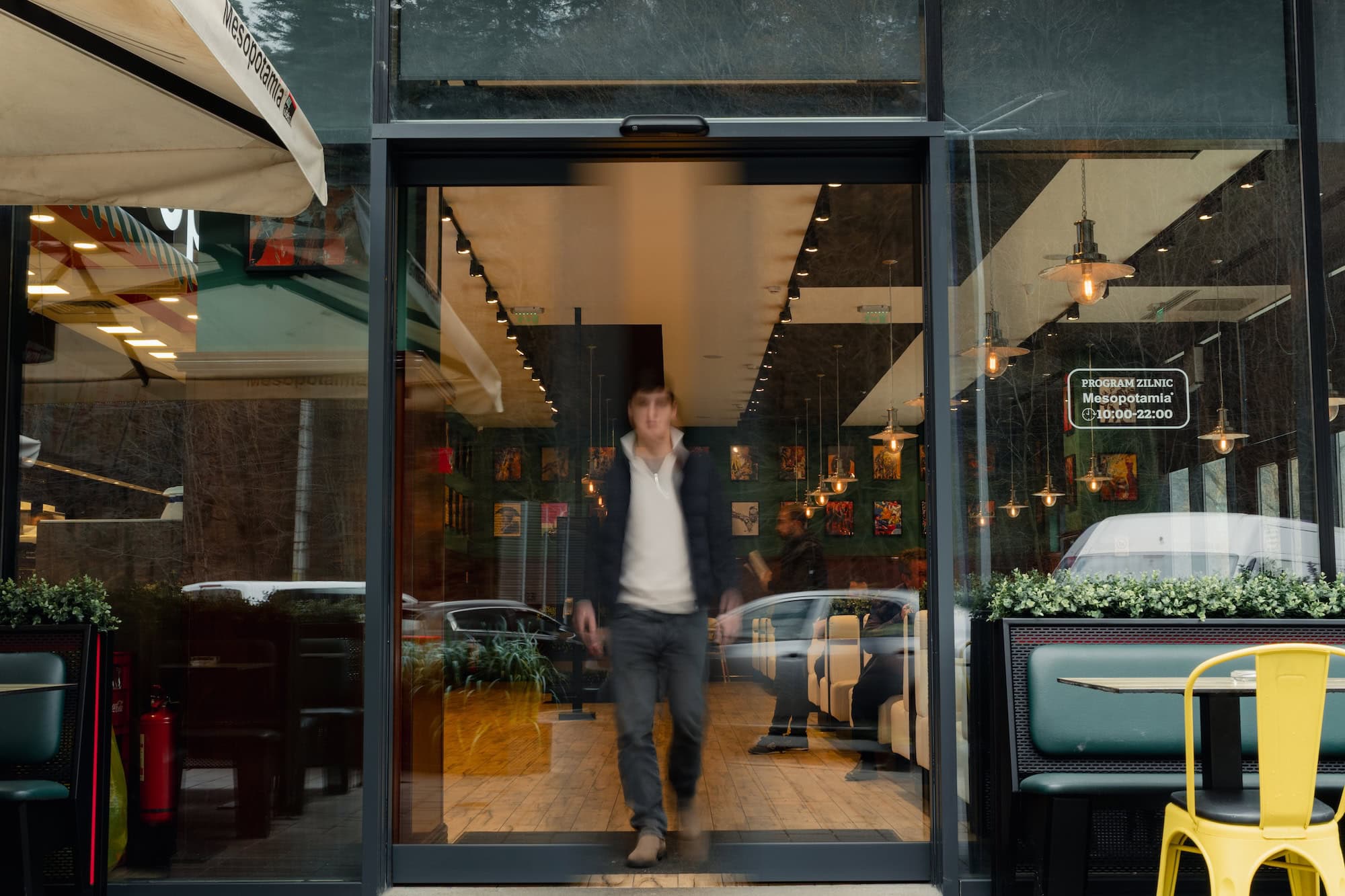 Automatic door repairs, how much you save with a preventive maintenance subscription