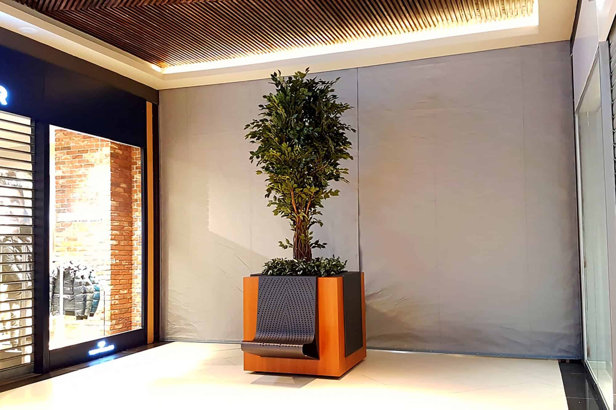 Perete de cortină rezistent la foc în interior cu plantă decorativă.