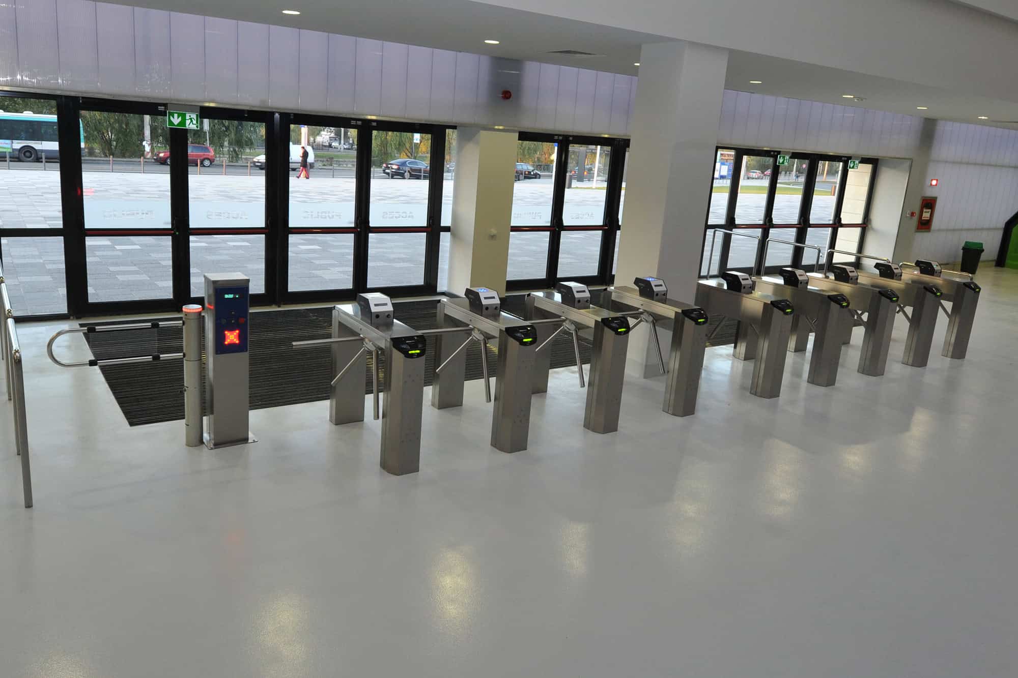 Turnicheți moderni pentru controlul accesului în incintă.