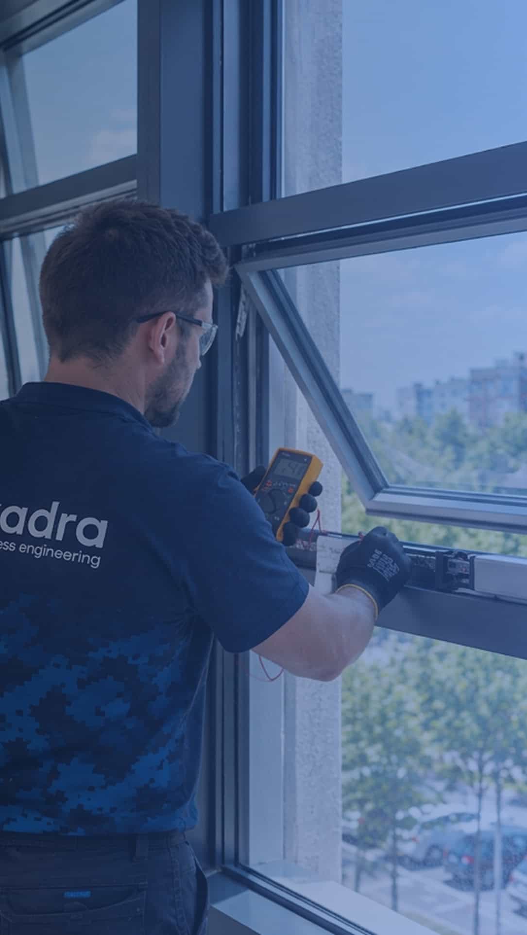 Window automation service - maintenance and repairs 1 Specialist checking the window automation system with a smartphone.