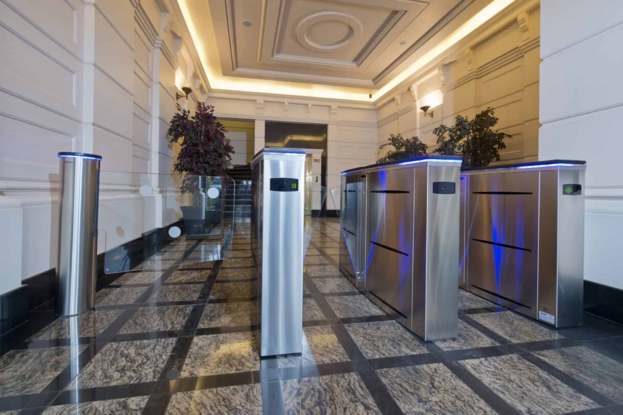 Porți rapide pietonale din oțel inoxidabil cu iluminare LED.