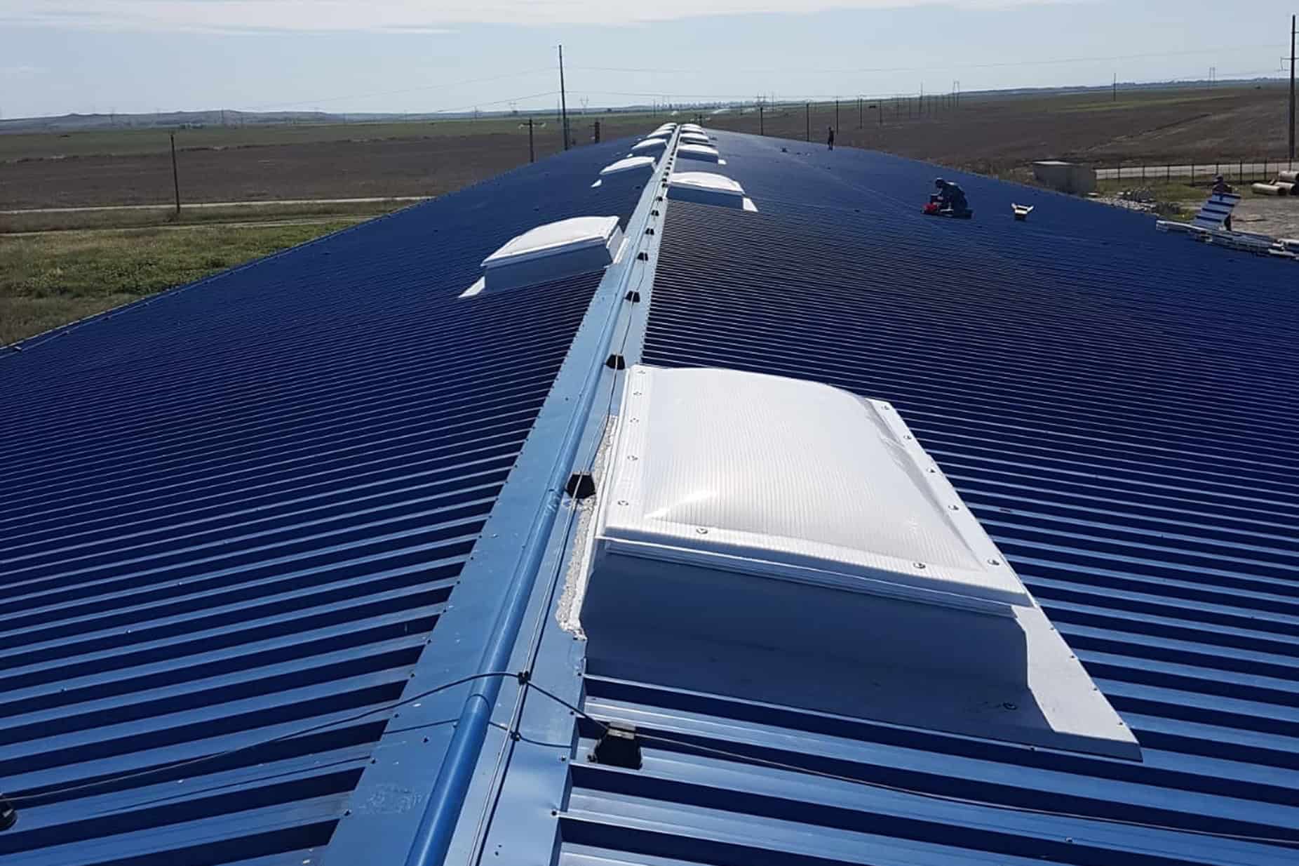 Smoke vent service - maintenance and repairs 4 Tavan acoperit cu panouri solare și ventilații pentru eficiență energetică.