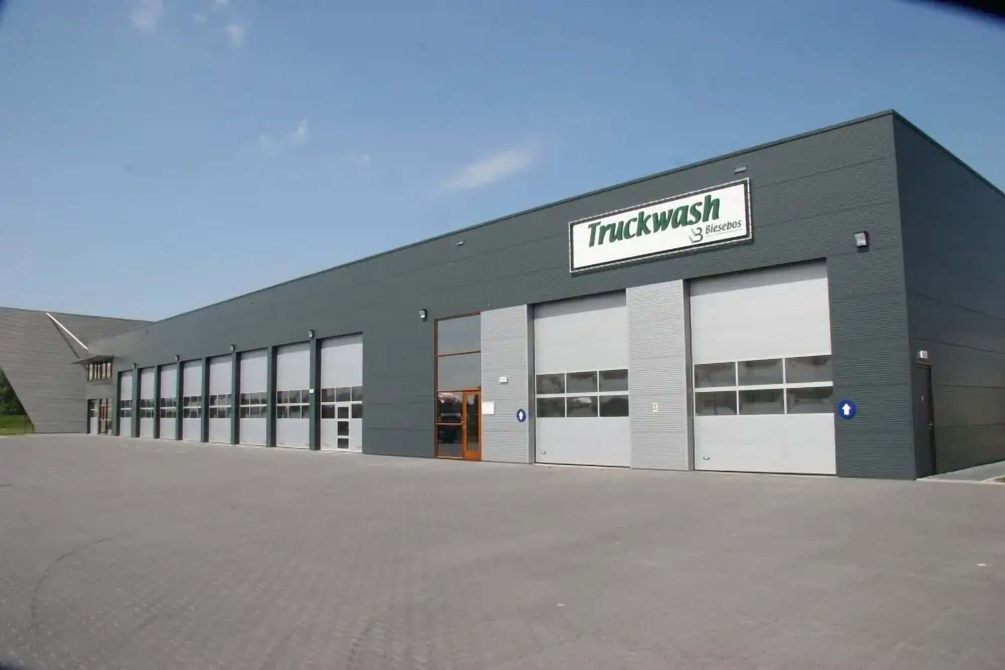Industrial door and gate service — maintenance and repairs 12 Kadra service's industrial doors and gates for easy access.