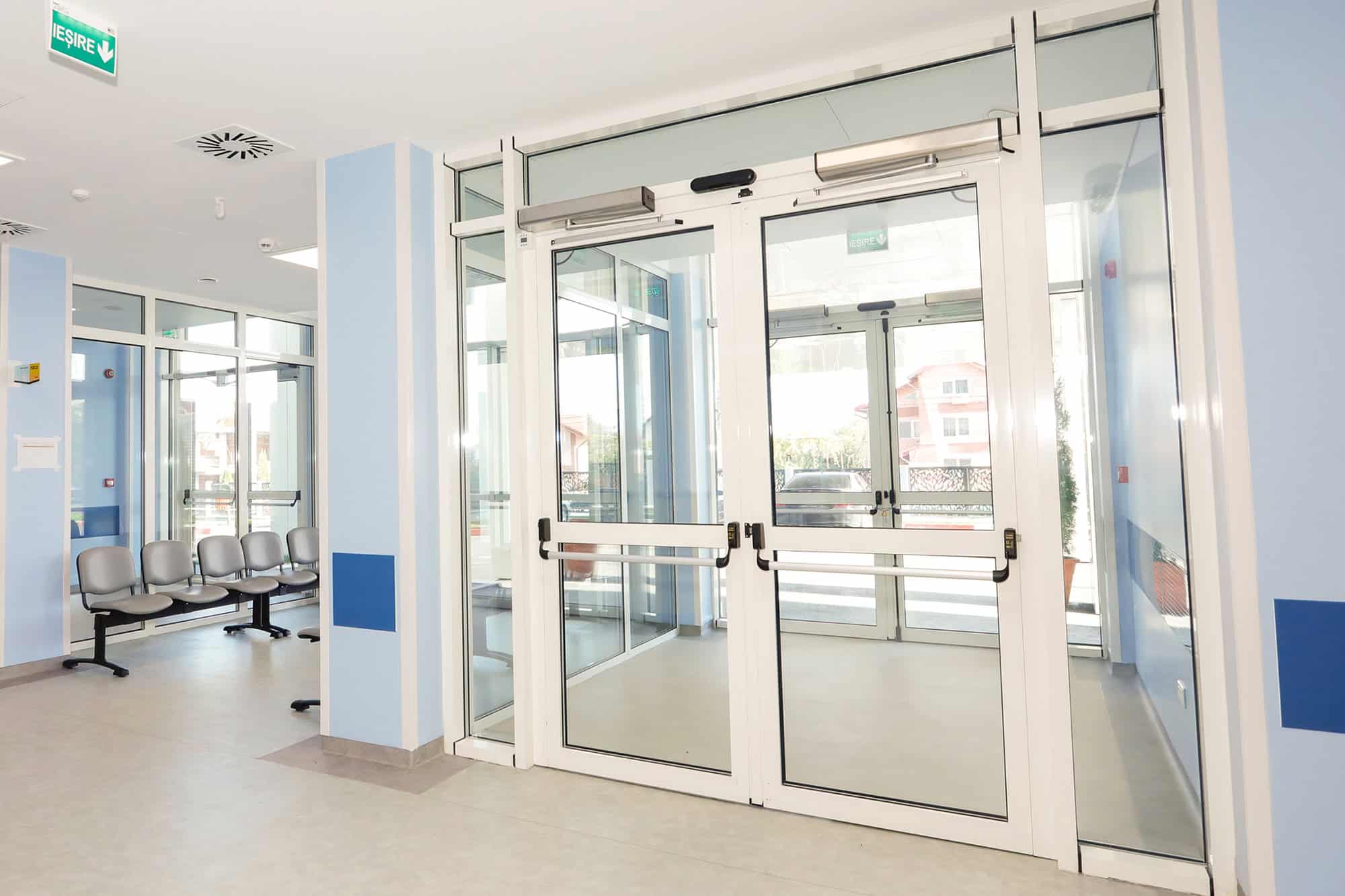 Ușă automată multimarcă în interiorul unui spital modern.