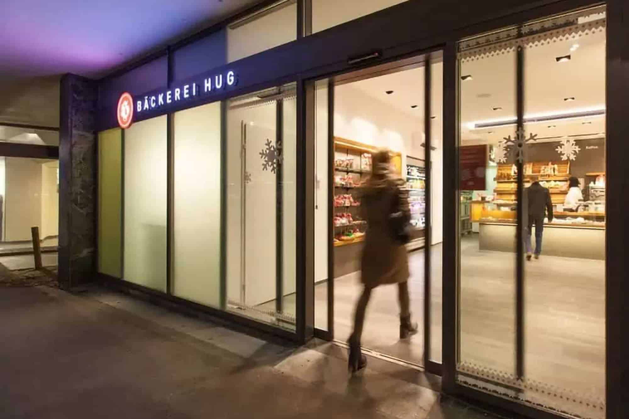 Store entrance door with thermal insulation and large display windows.