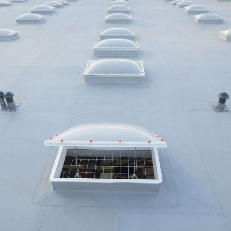Smoke extraction for production and storage halls
