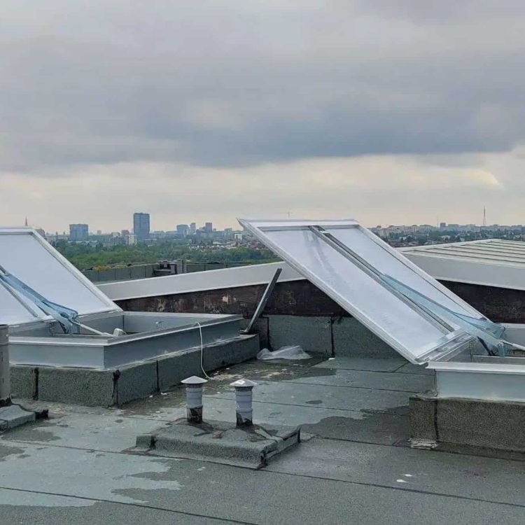 Electric smoke extraction vents for stairwells